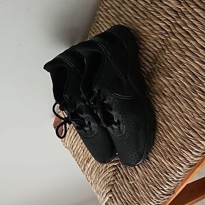 Nike sneakers size 6 ⚫️